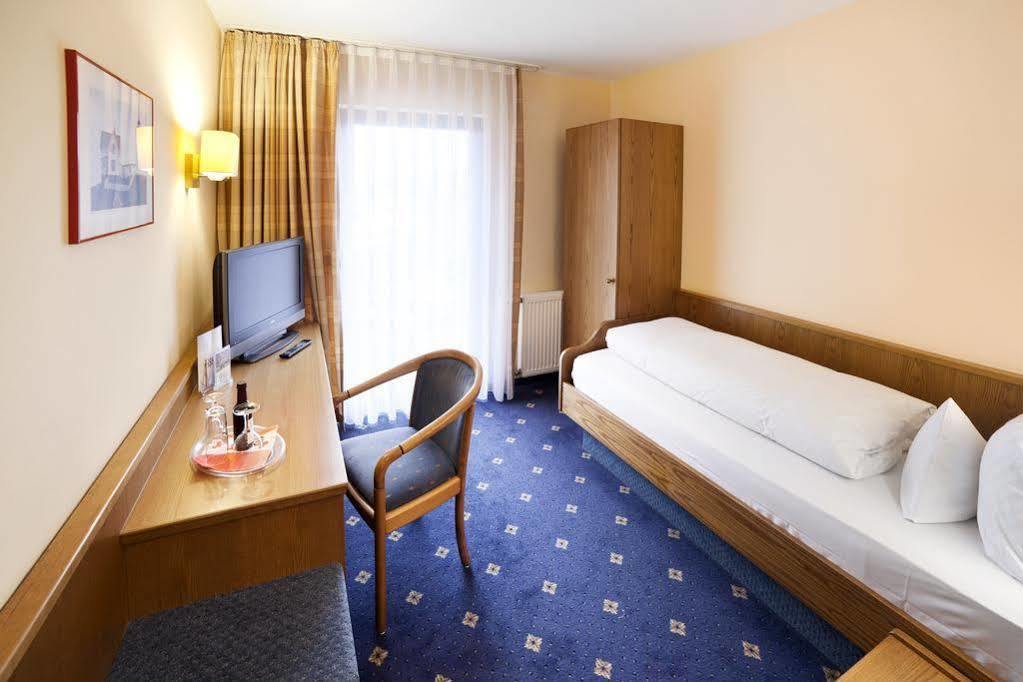 Hotel Krone Niefern-Öschelbronn Kültér fotó