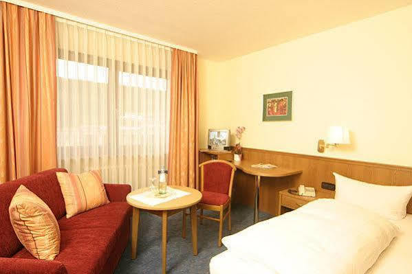Hotel Krone Niefern-Öschelbronn Kültér fotó